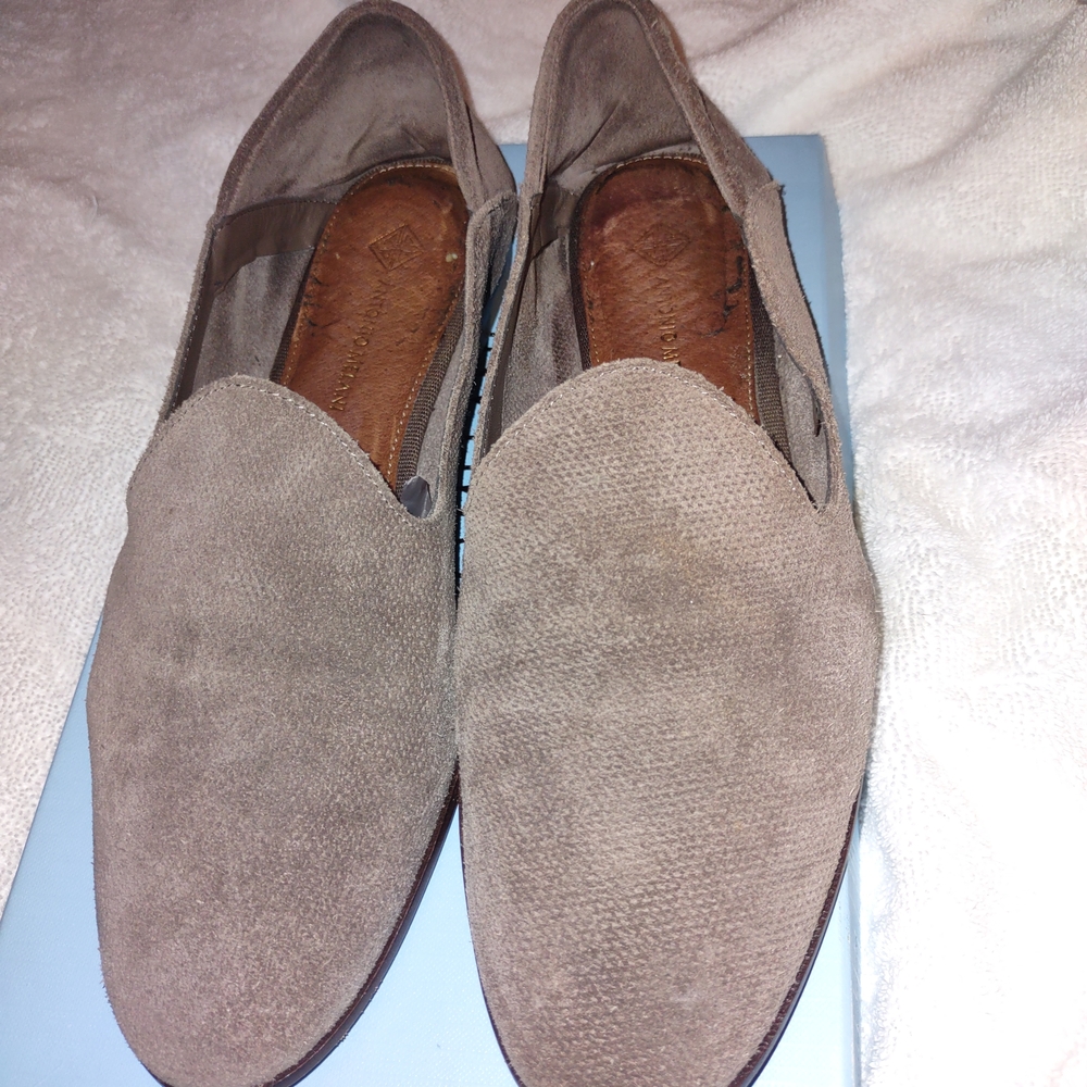 ANTONIO MELANI Women's Taupe Suede Flats. Size 7.5M